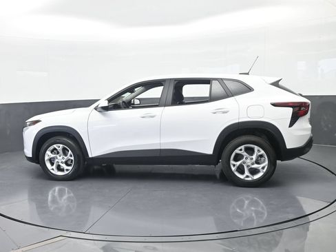 Used 2025 Chevrolet Trax LS w/ LS Convenience Package FWD image 3