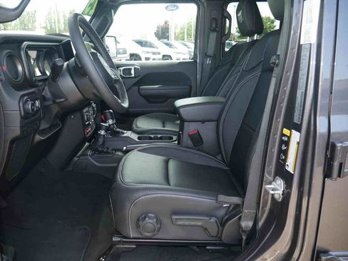 Used 2025 Jeep Wrangler Unlimited Rubicon AWD/4WD image 29