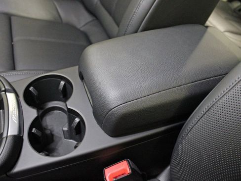 Certified 2025 Porsche Macan image 30