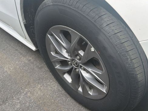 Used 2025 Toyota Sienna LE AWD/4WD image 10