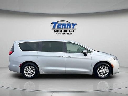 Used 2023 Chrysler Pacifica Touring-L image 1