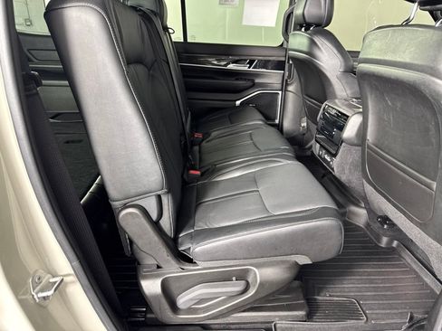 Used 2022 Jeep Wagoneer Series II AWD/4WD image 29