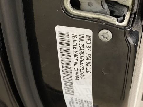Used 2023 Chrysler Pacifica Limited FWD image 30