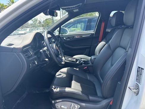 Certified 2026 Porsche Macan AWD/4WD image 3