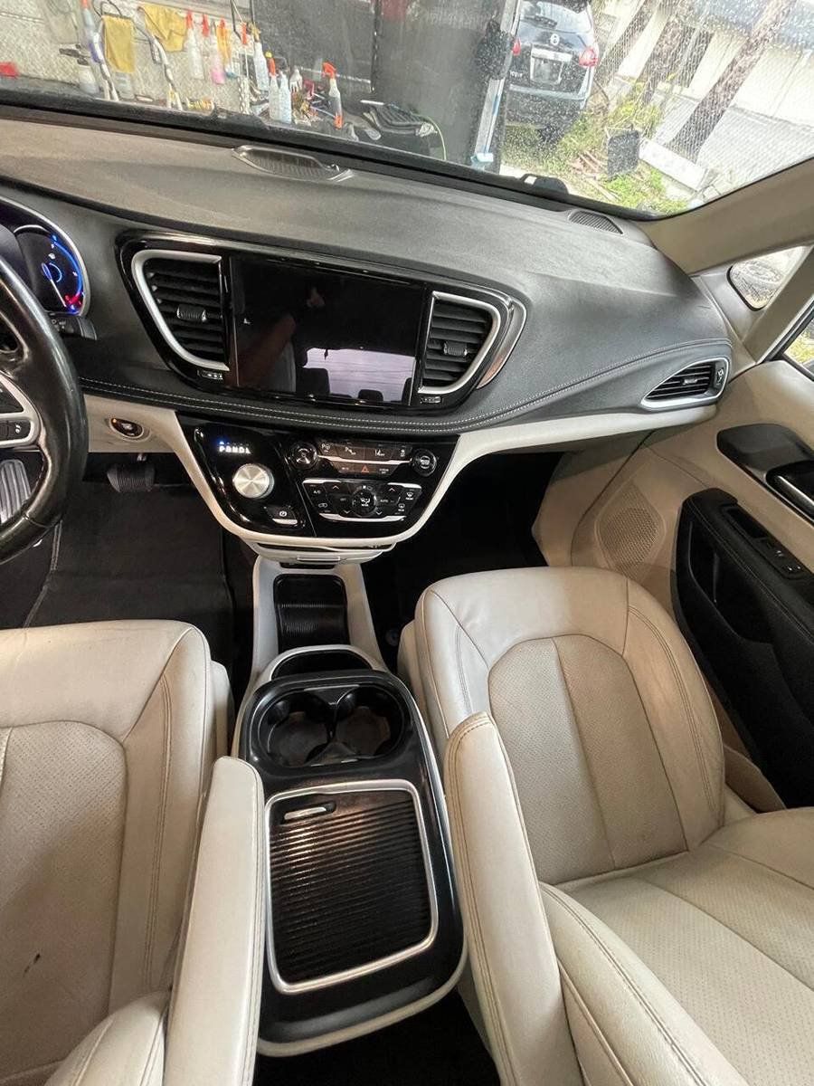Used 2021 Chrysler Pacifica Touring-L FWD image 6