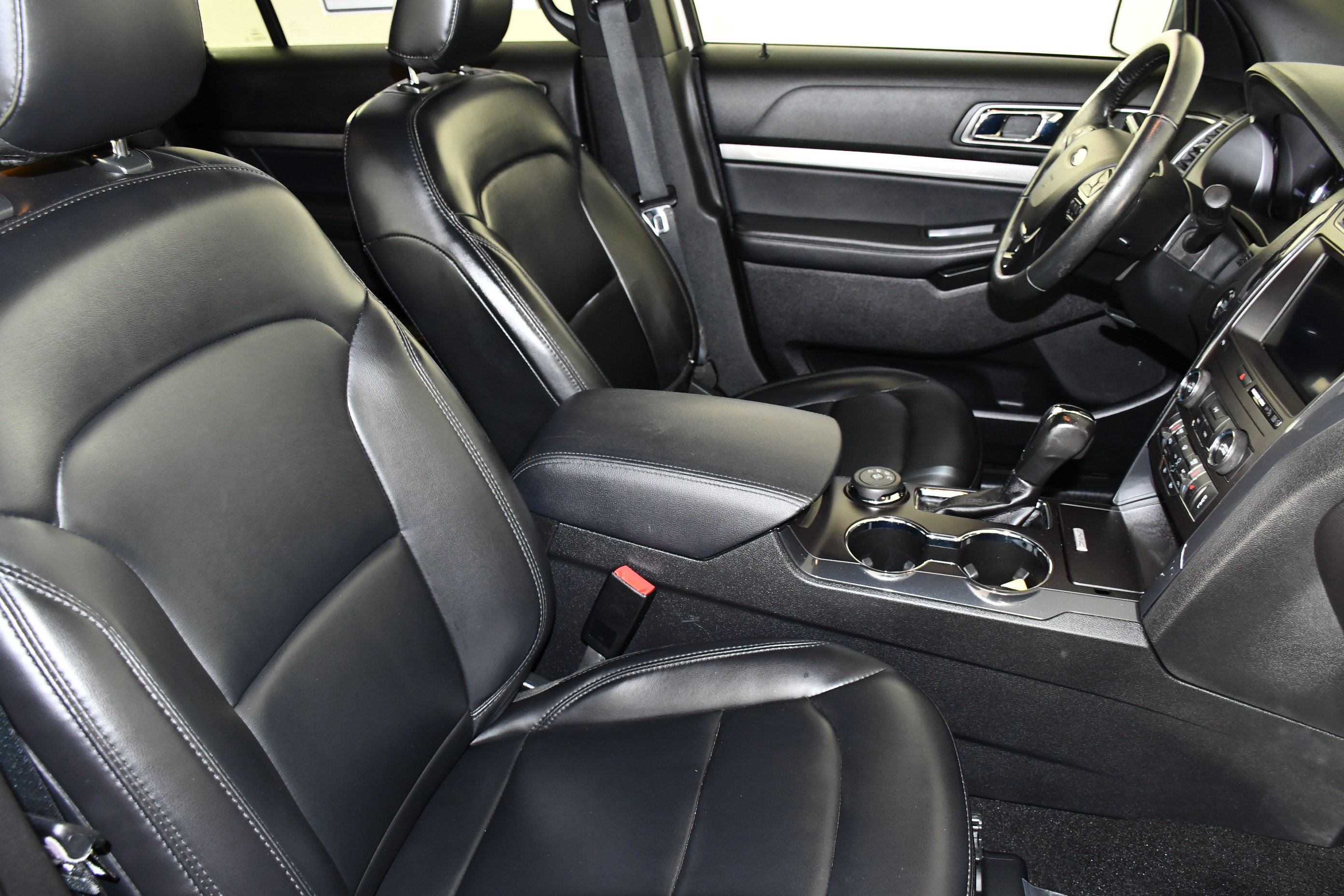 Used 2019 Ford Explorer XLT w/ Equipment Group 202A AWD/4WD image 39