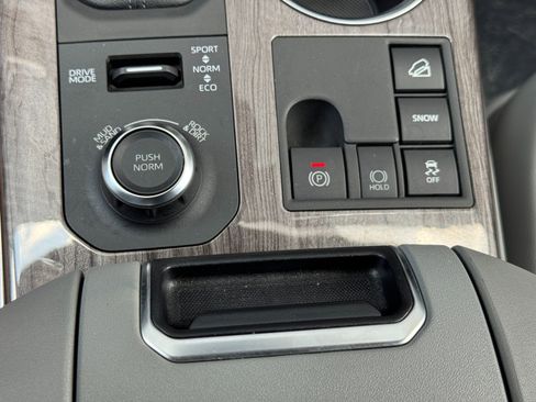 Used 2024 Toyota Highlander Limited AWD/4WD image 33