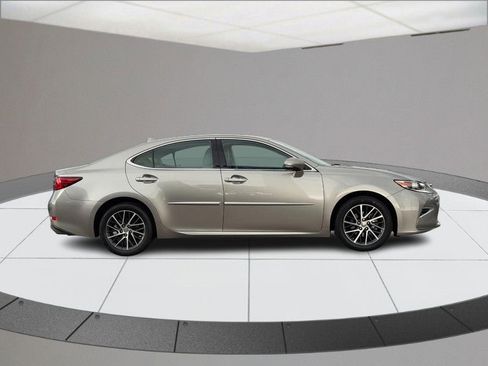 Used 2017 Lexus ES 350 w/ Luxury Package FWD image 2