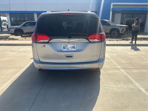 Used 2017 Chrysler Pacifica Limited w/ Advanced Safetytec Group FWD image 5