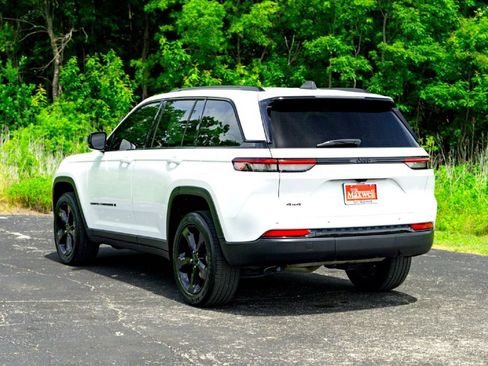 Used 2023 Jeep Grand Cherokee Altitude AWD/4WD image 9
