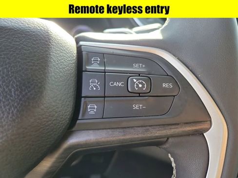 Used 2023 Jeep Grand Cherokee Limited AWD/4WD image 12