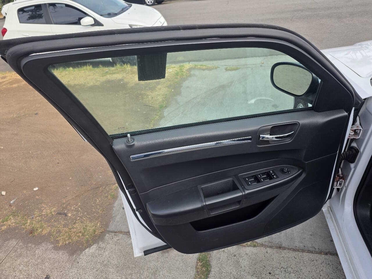 Used 2010 Chrysler 300 Touring RWD image 10