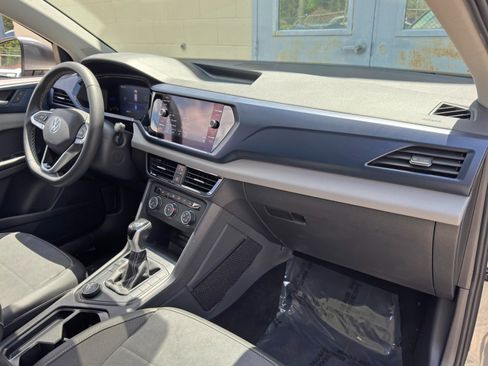 Used 2022 Volkswagen Taos SE w/ Panoramic Sunroof Package AWD/4WD image 13