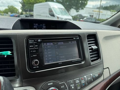 Used 2012 Toyota Sienna XLE FWD image 28