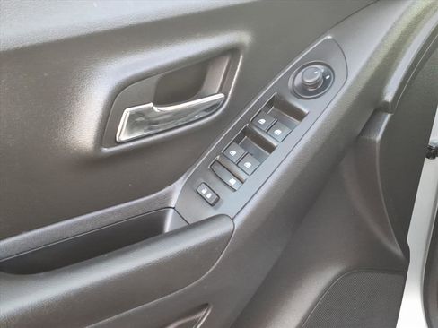 Certified 2022 Chevrolet Trax LS w/ Tint and Cruise Package image 10