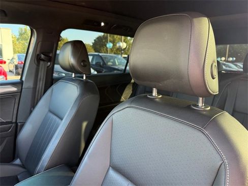 Used 2022 Volkswagen Tiguan SE R-Line image 10