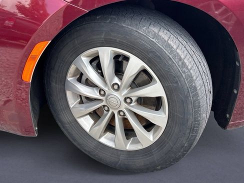 Used 2017 Chrysler Pacifica Touring w/ Tire & Wheel Group FWD image 5