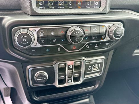 Used 2022 Jeep Wrangler Unlimited Sahara w/ Cold Weather Group image 17