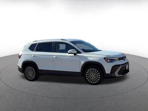 Used 2025 Volkswagen Taos SE image 2