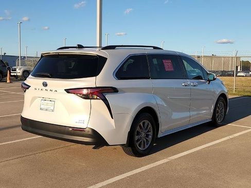Used 2022 Toyota Sienna XLE image 5