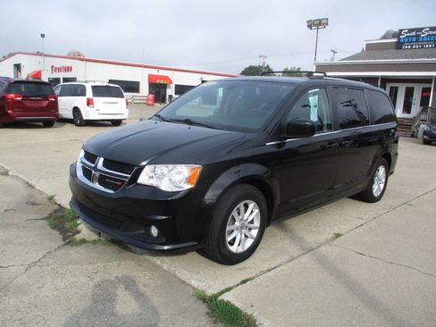 Used 2020 Dodge Grand Caravan SXT image 2