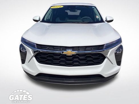 Used 2024 Chevrolet Trax LS w/ LS Convenience Package FWD image 2
