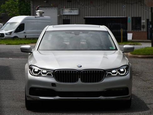 Used 2018 BMW 750i image 2