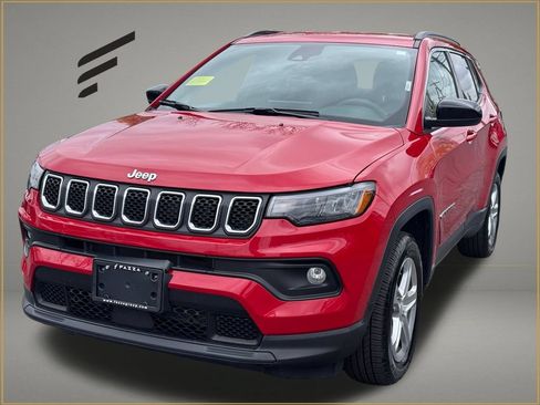 Used 2024 Jeep Compass Latitude AWD/4WD image 1