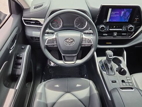 Used 2023 Toyota Highlander XLE FWD image 14