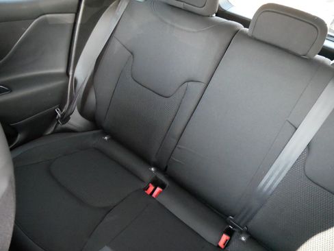 Used 2018 Jeep Renegade Altitude AWD/4WD image 12