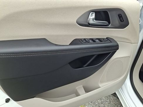 Used 2024 Chrysler Pacifica Touring-L FWD image 11