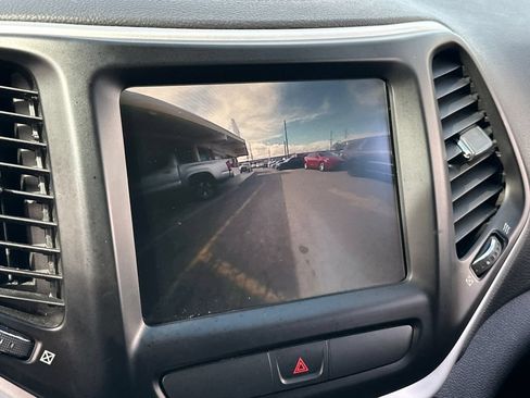 Used 2018 Jeep Cherokee Latitude Plus FWD image 17