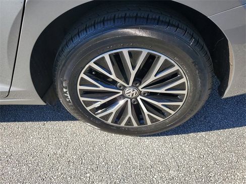 Certified 2021 Volkswagen Jetta SE image 9