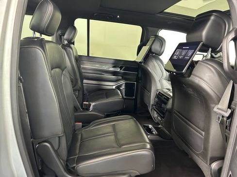 Used 2022 Jeep Wagoneer Series III w/ Premium Group I AWD/4WD image 26