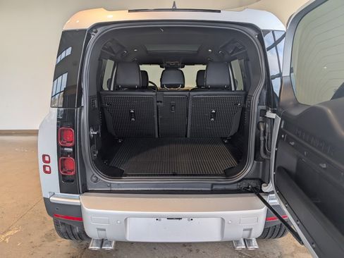 Used 2024 Land Rover Defender 110 SE image 5