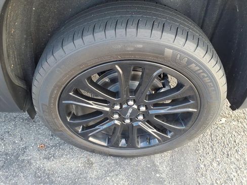 Used 2023 GMC Acadia SLT w/ Elevation Edition image 7