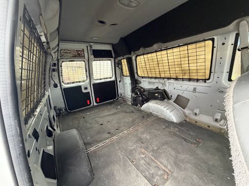 Used 2010 Ford E-350 and Econoline 350 XLT RWD image 22