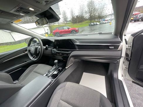 Used 2025 Toyota Camry LE image 10
