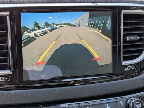Used 2023 Chrysler Pacifica Touring-L FWD image 23