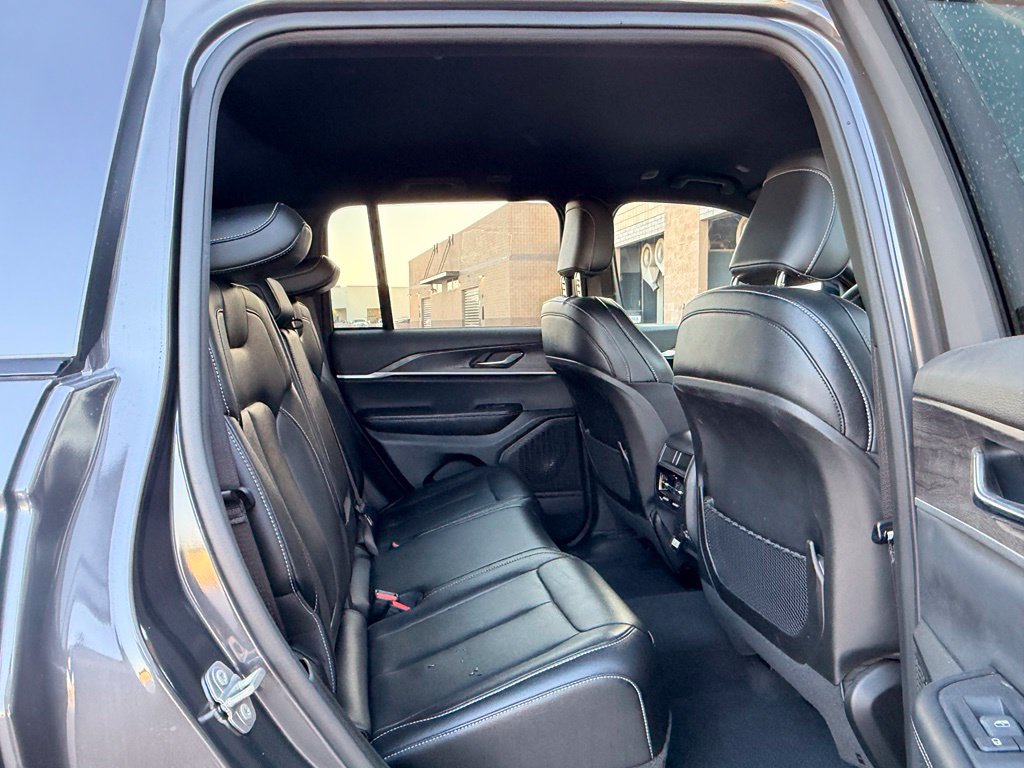 Used 2025 Jeep Grand Cherokee Limited w/ Black Appearance Package RWD image 15