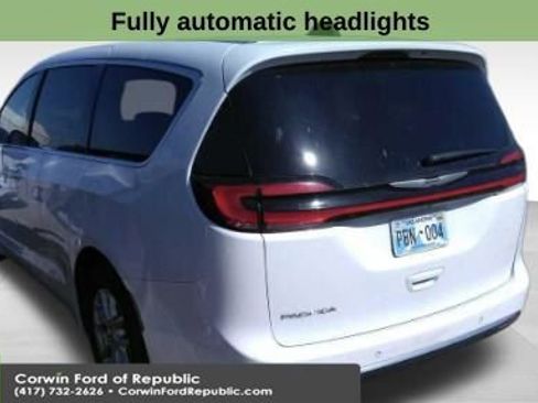 Used 2024 Chrysler Pacifica Touring-L image 10