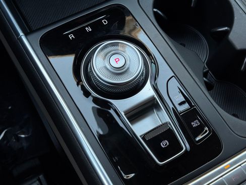 Used 2025 Kia Carnival EX FWD image 36
