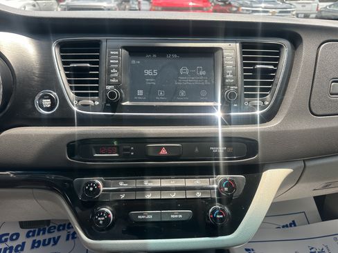 Used 2017 Kia Sedona LX w/ LX Essentials Premium Package FWD image 26