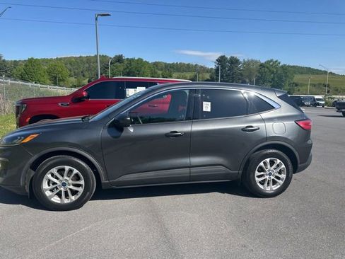 Used 2020 Ford Escape SE image 4