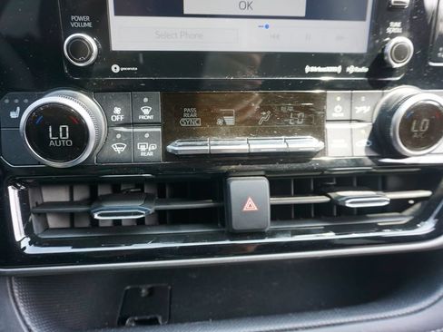 Used 2021 Toyota Highlander XLE FWD image 13