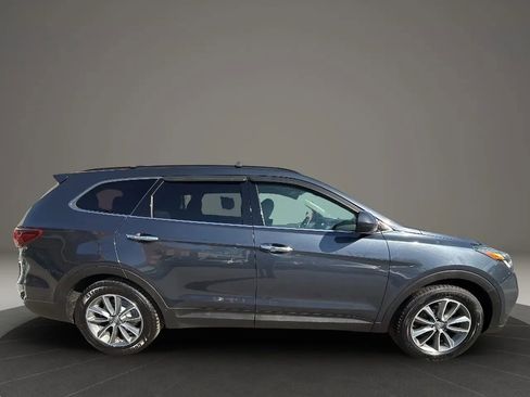 Used 2017 Hyundai Santa Fe SE image 4