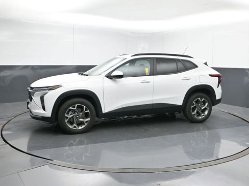 Used 2025 Chevrolet Trax LT image 2