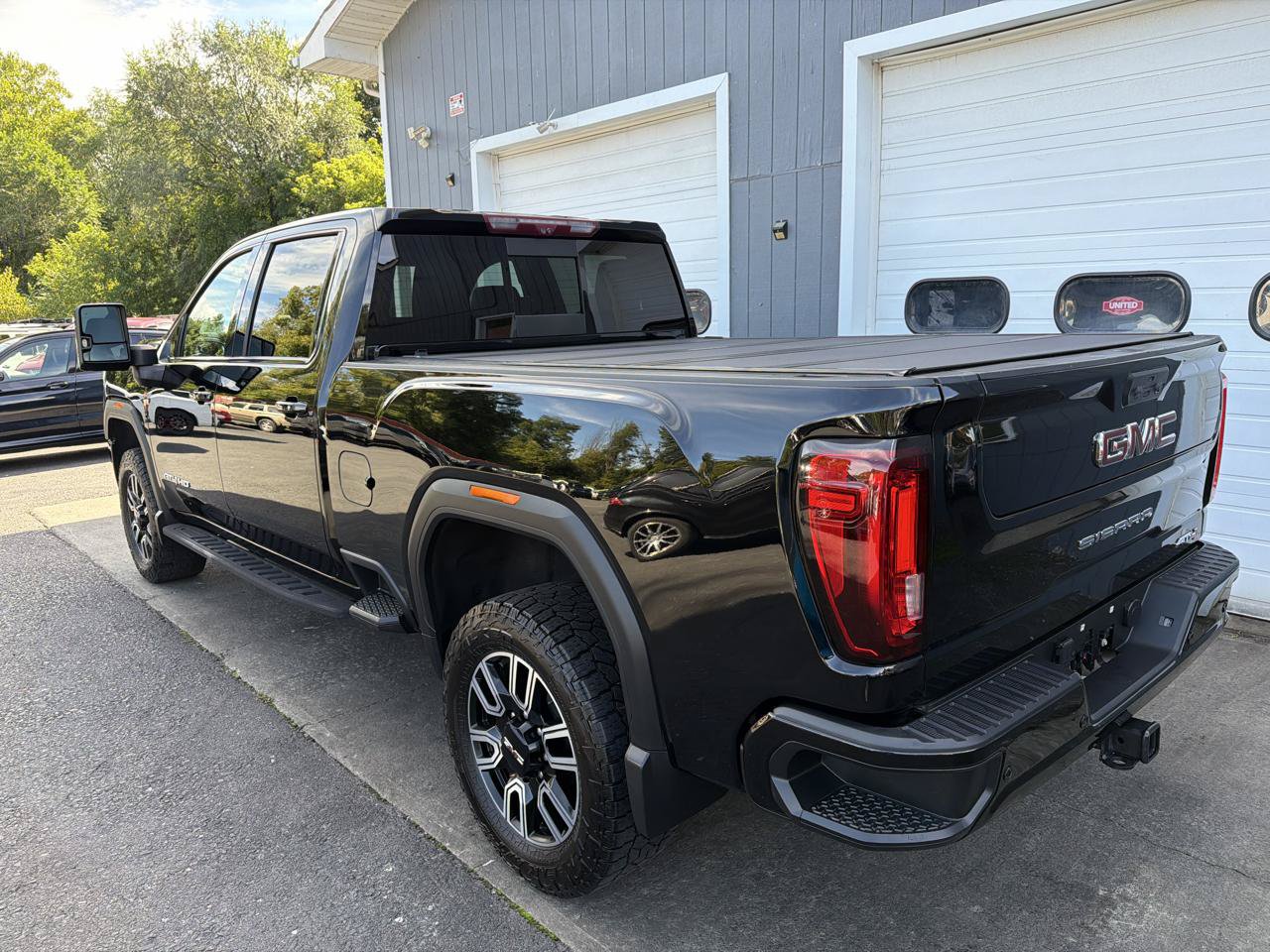 Used 2023 GMC Sierra 2500 AT4 w/ AT4 Premium Plus Package AWD/4WD image 6