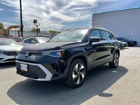 New 2025 Volkswagen Taos SE image 3