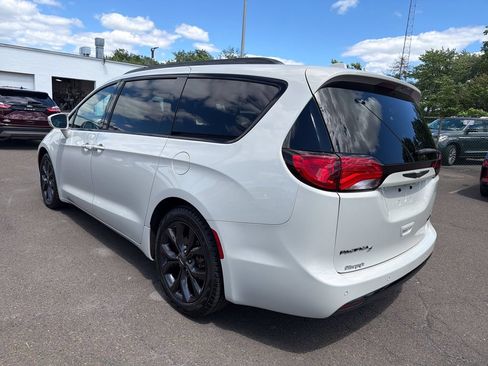 Used 2020 Chrysler Pacifica Limited w/ S Appearance Package FWD image 3